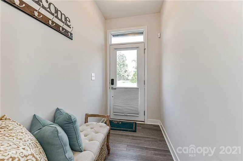 272 Parkwood Ave - Photo 4 of 19