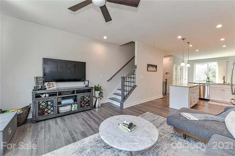 272 Parkwood Ave - Photo 5 of 19