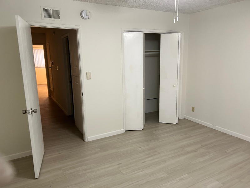 412 N Louise St - Photo 5 of 11