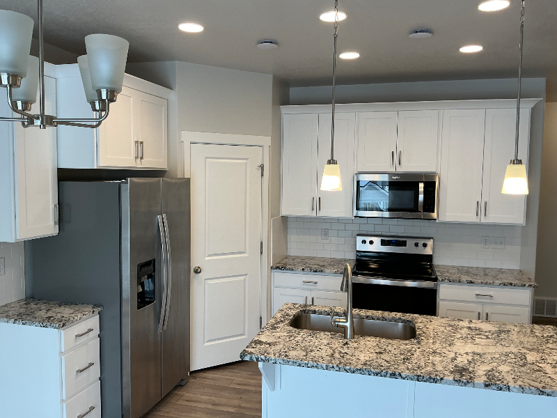 816 N Hilltop Dr - Photo 3 of 10