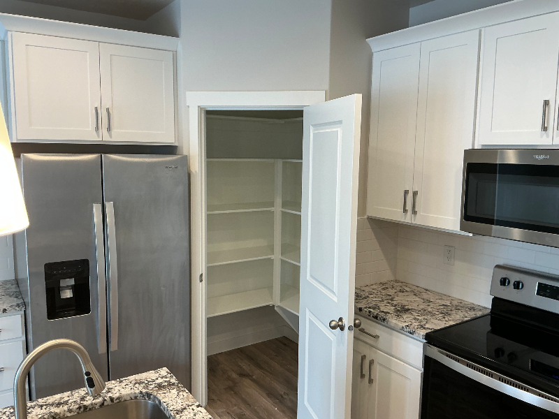 816 N Hilltop Dr - Photo 4 of 10