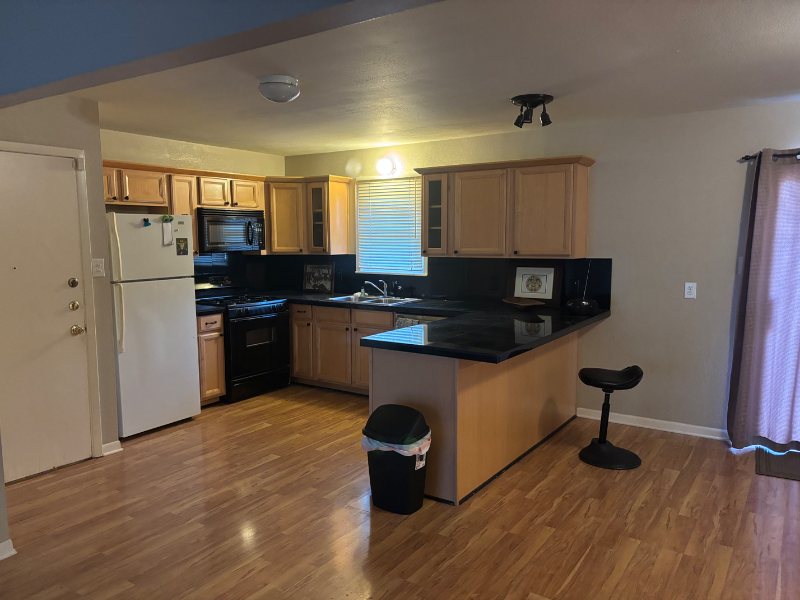 1506 Fairfield Dr - Photo 3 of 12