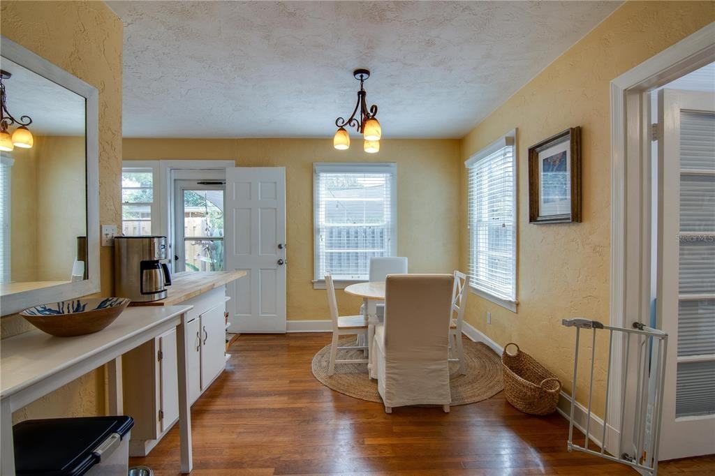 407 Ne 8th St #407 - Photo 4 of 32