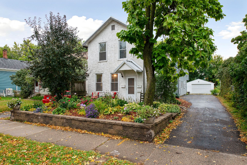 422 2nd St Ne #1 - Photo 3 of 18