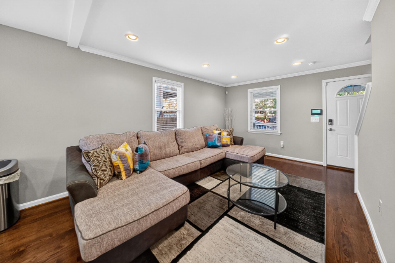 5211 Jay St Ne - Photo 3 of 17