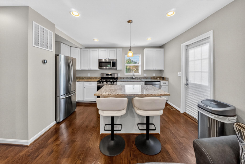 5211 Jay St Ne - Photo 4 of 17