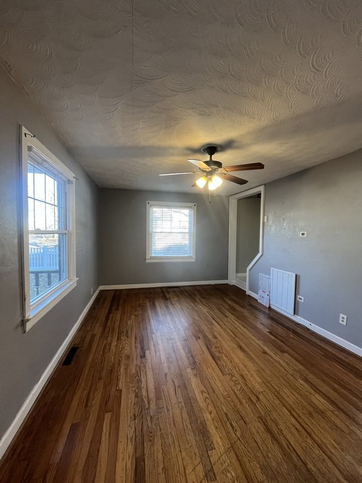 411 Farrell St #1 - Photo 4 of 27