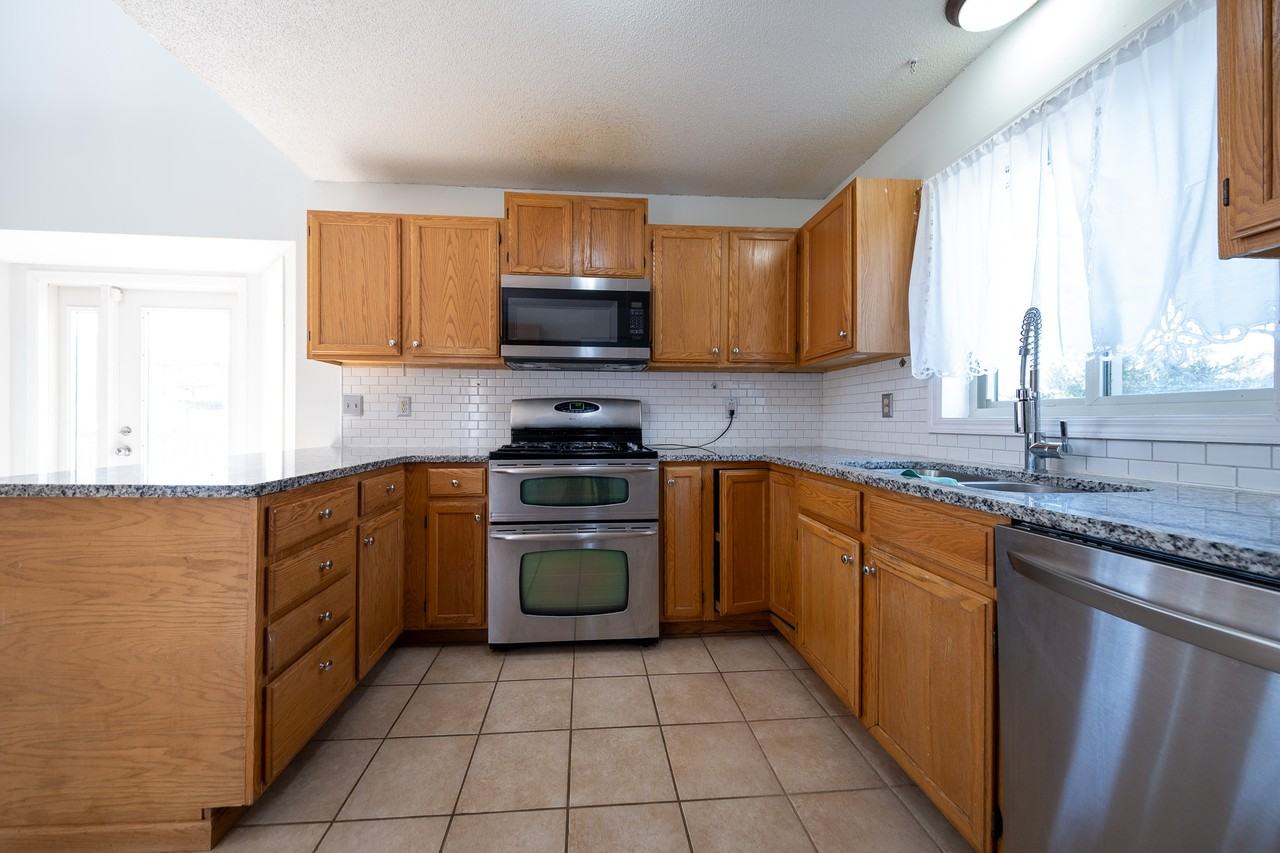 1383 Sage Ln #1 - Photo 4 of 35