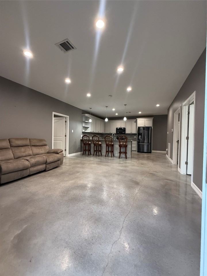 17980 Fm 2090 Rd #17980 - Photo 2 of 15