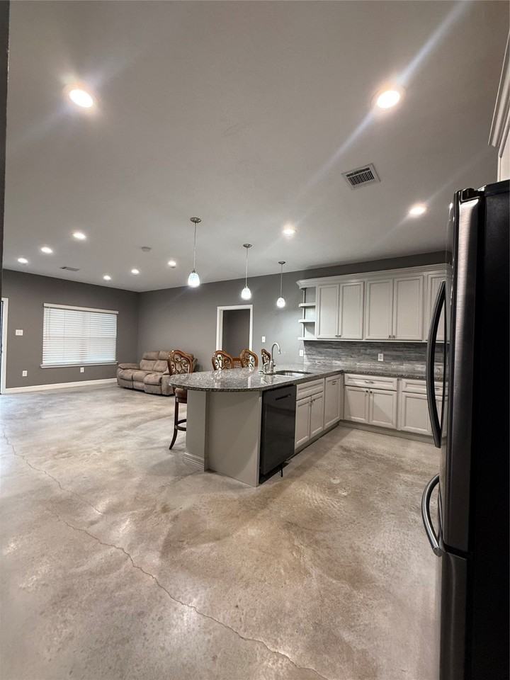 17980 Fm 2090 Rd #17980 - Photo 4 of 15