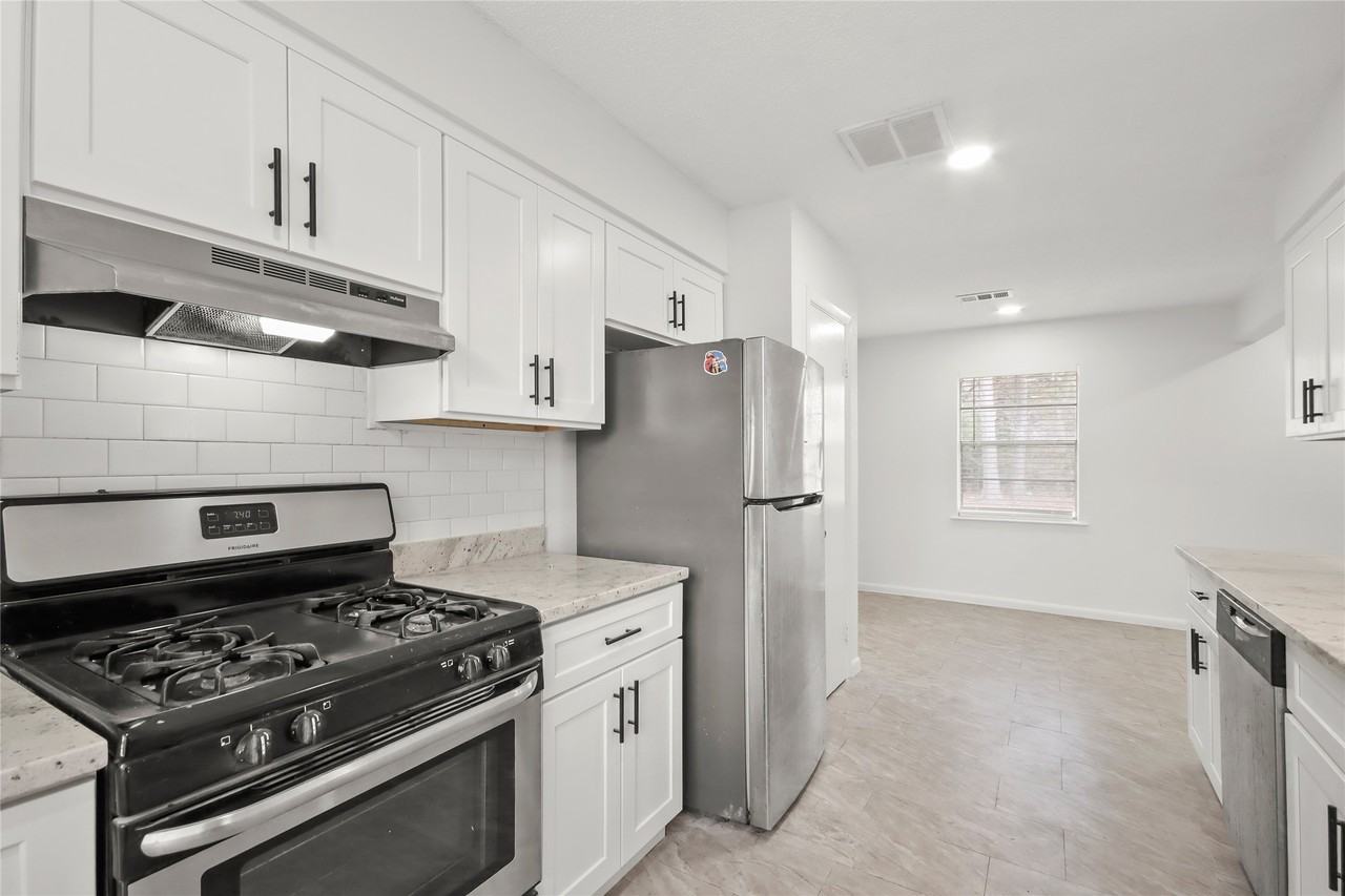 111 Montrose Cir #111 - Photo 3 of 23