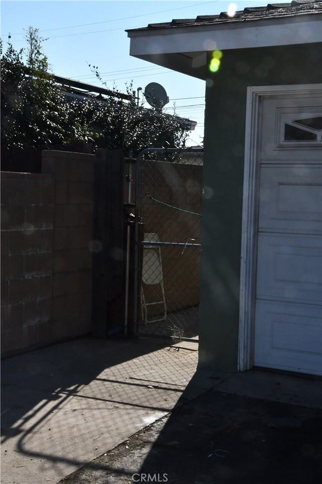 917 W Flora St #917B - Photo 7 of 25