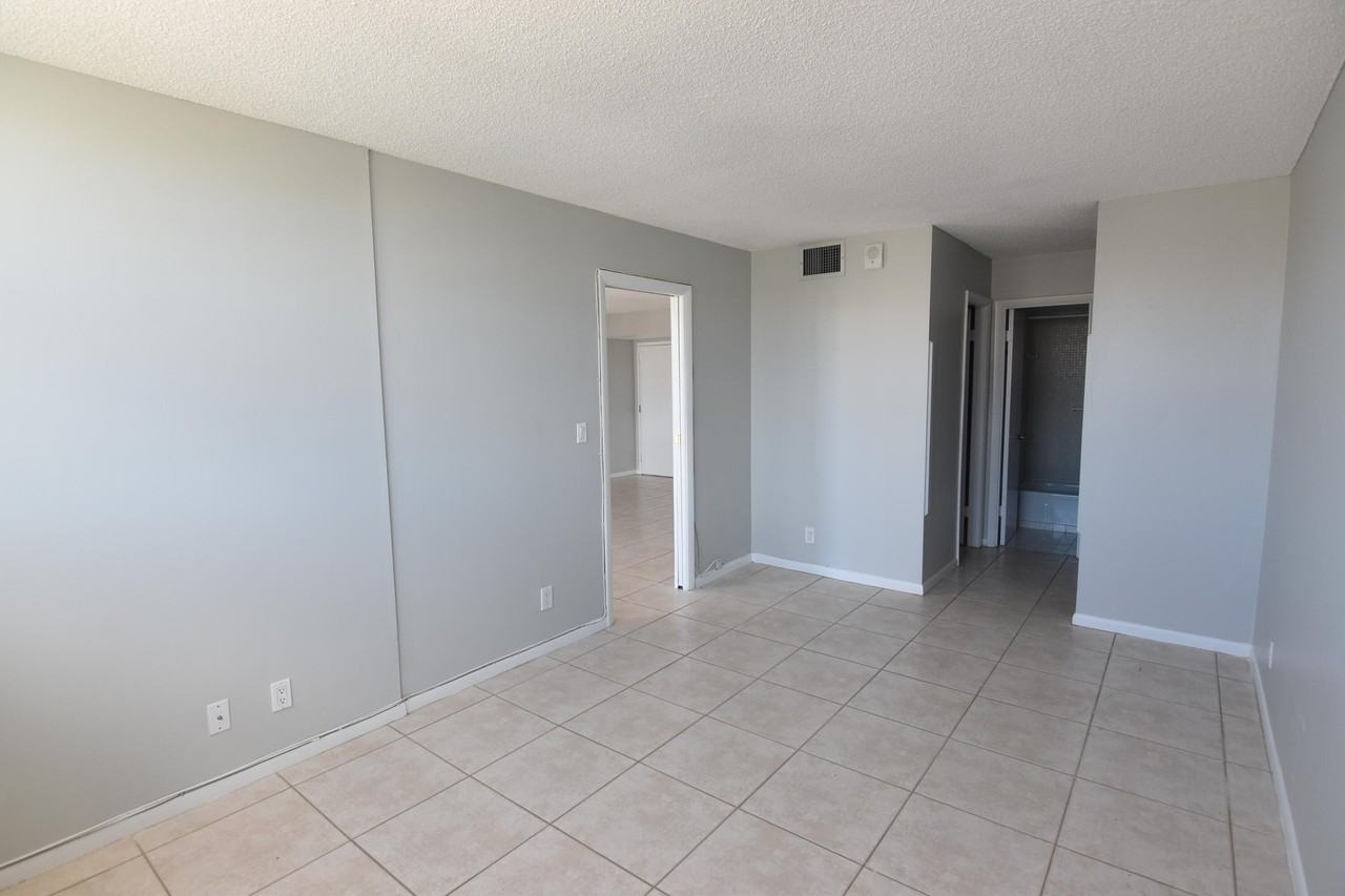 1236 Hillsboro Mile #1236-508 - Photo 6 of 30