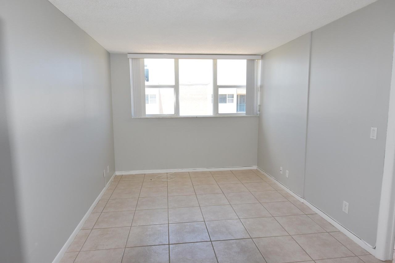 1236 Hillsboro Mile #1236-508 - Photo 7 of 30