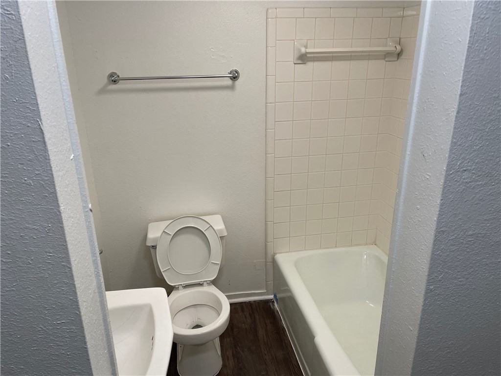 1717 W 35th St #1717-107 - Photo 3 of 9