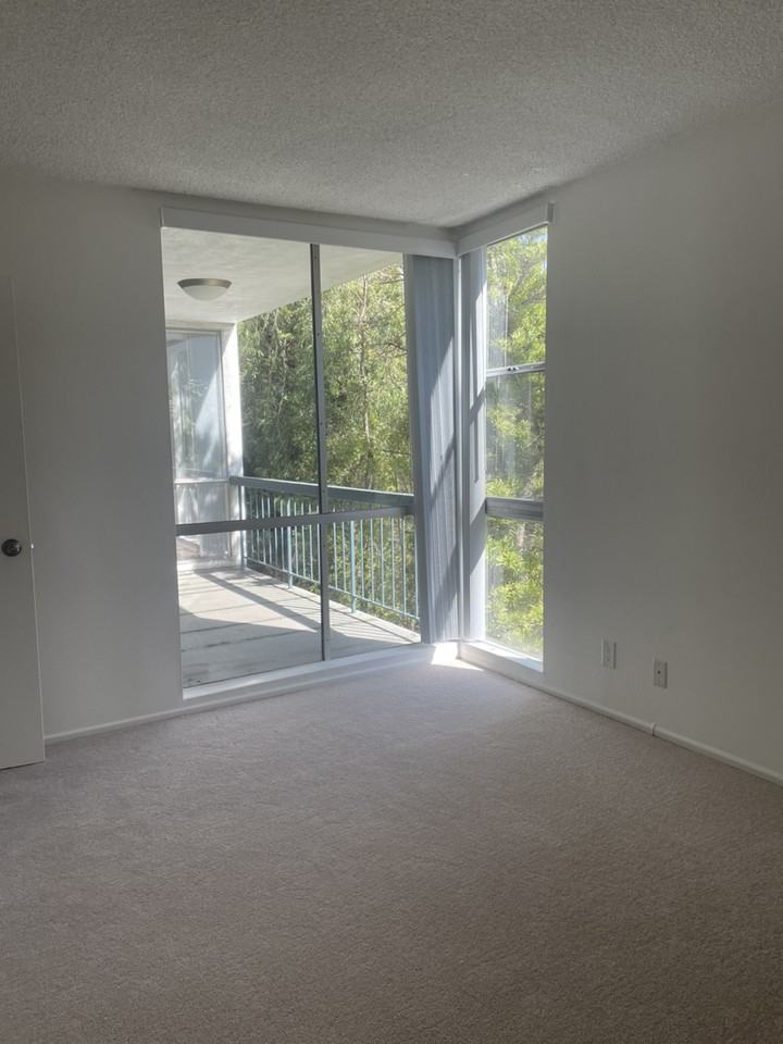 125 N Barrington Ave - Photo 3 of 7