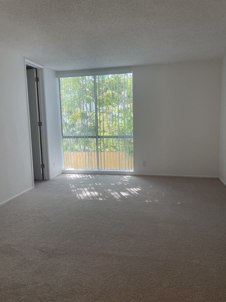 125 N Barrington Ave - Photo 5 of 7