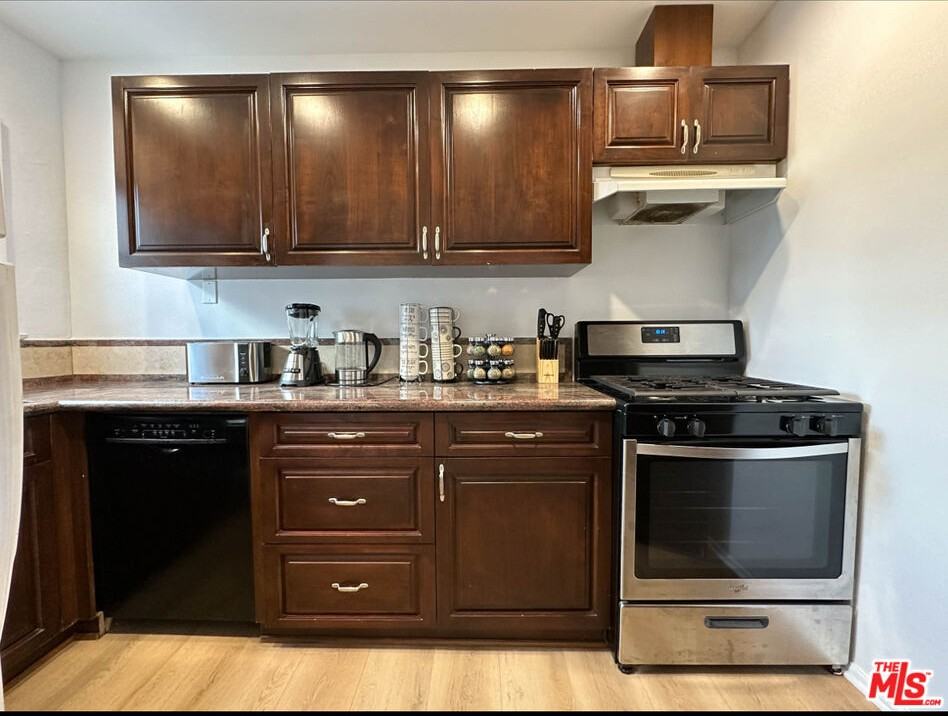 239 S Doheny Dr #239 - Photo 3 of 17