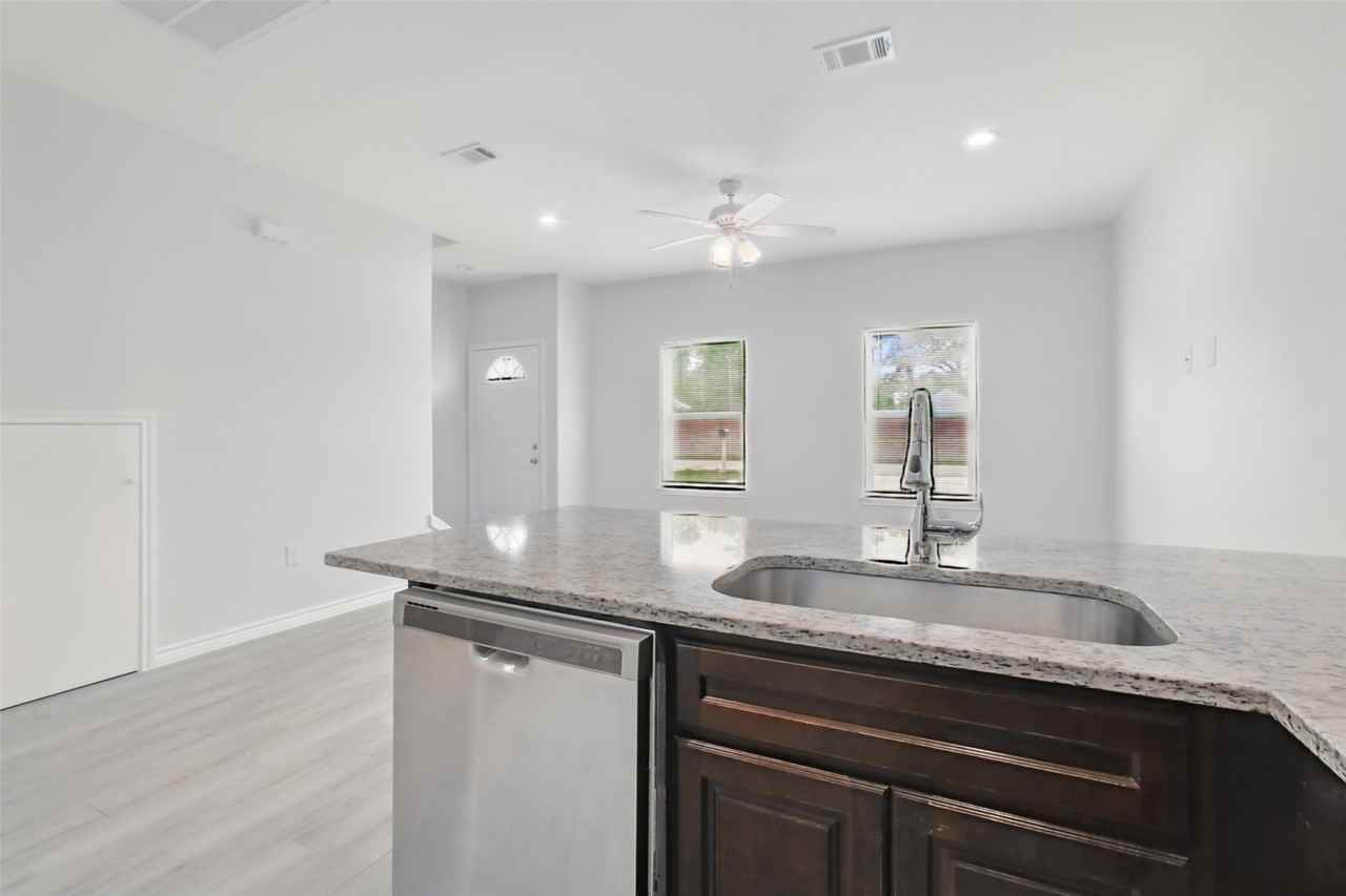 16884 Kempwood #16884 - Photo 4 of 32