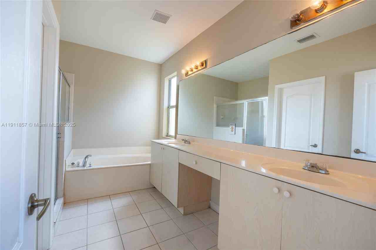 1770 Ne 37th Pl #1770