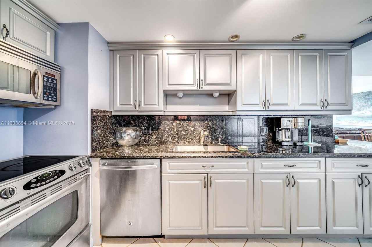 E Palm Ln #5600-2504 - Photo 2 of 19