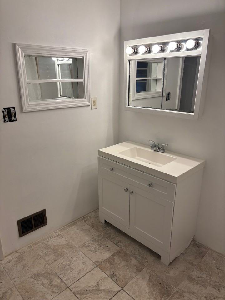 784 Howard Ave 2nd Fl #2ndFL - Photo 4 of 11