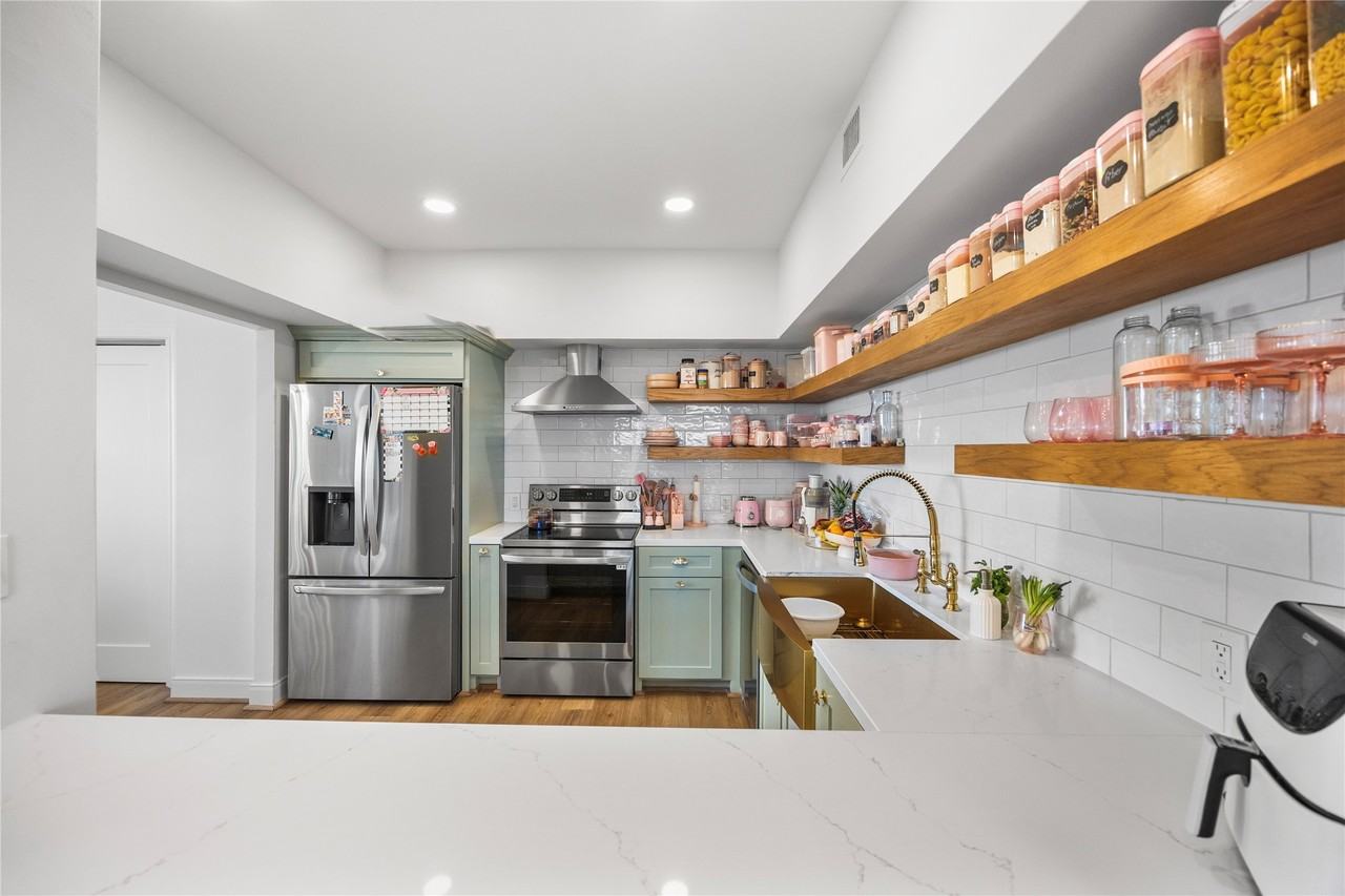 14 Greenway Plz #1423P - Photo 3 of 28