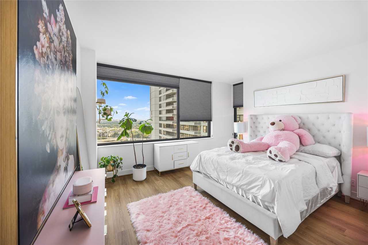 14 Greenway Plz #1423P - Photo 6 of 28