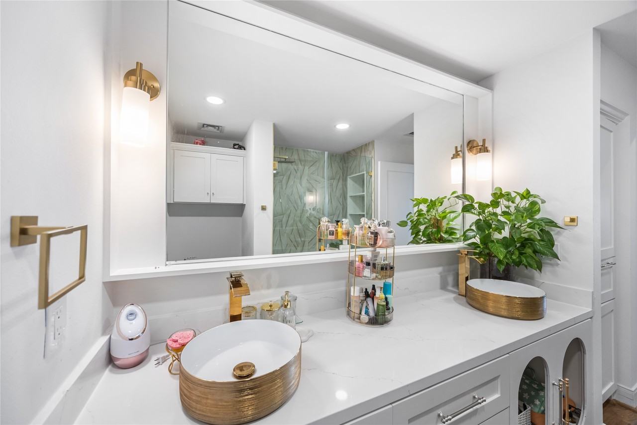 14 Greenway Plz #1423P - Photo 7 of 28