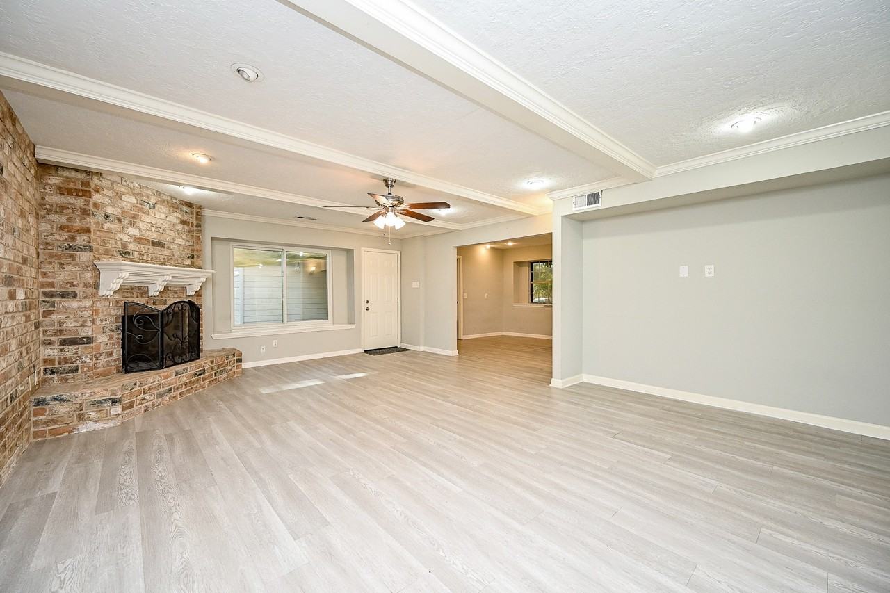 602 Mobile Ct #602 - Photo 2 of 30