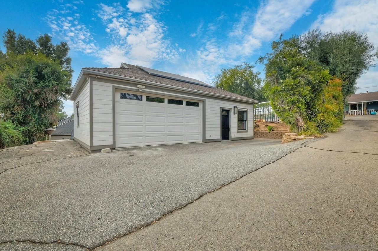 602 S Grape St #602A - Photo 3 of 30