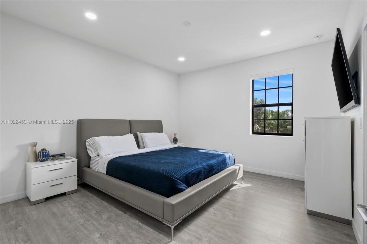 757 Sw 11th St #757 - Photo 3 of 44