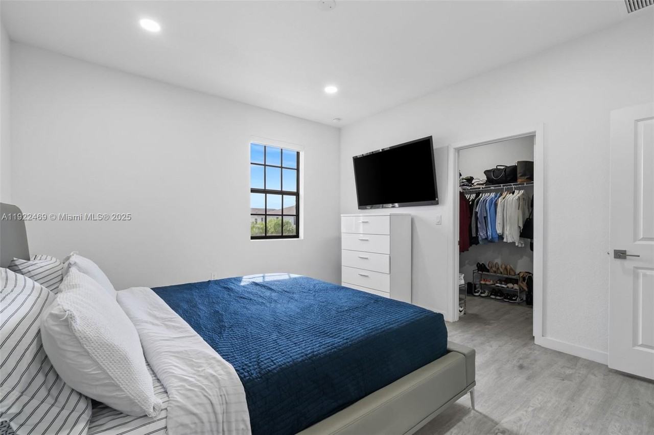 757 Sw 11th St #757 - Photo 4 of 44