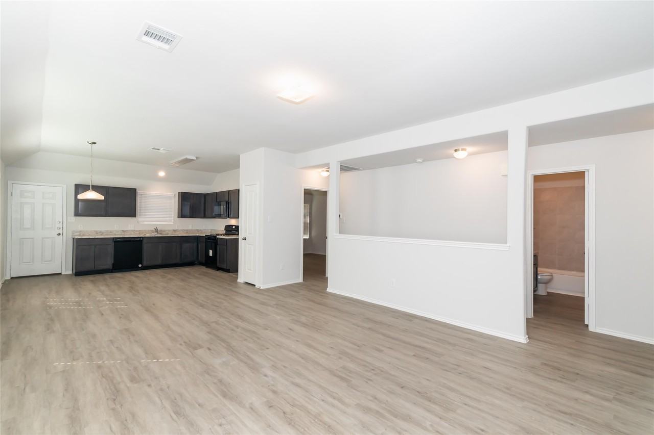 8814 Lar Ree Oaks Cir #8814 - Photo 4 of 9