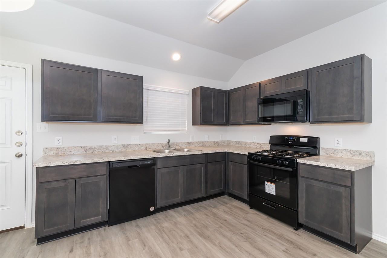 8814 Lar Ree Oaks Cir #8814 - Photo 6 of 9