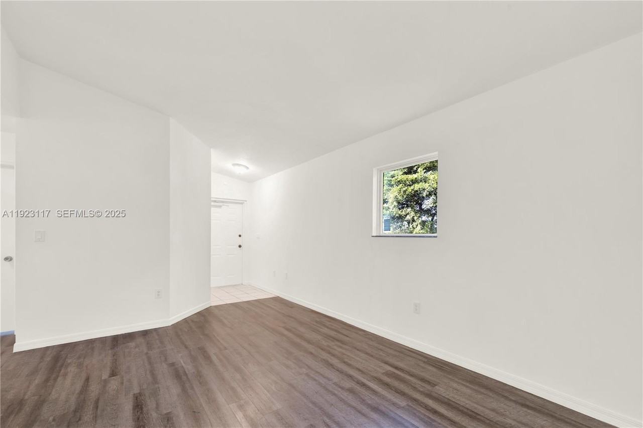 3385 Ne 10th St #3385-201 - Photo 3 of 15