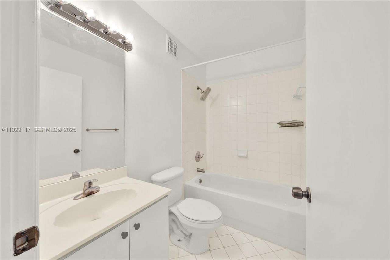 3385 Ne 10th St #3385-201 - Photo 5 of 15