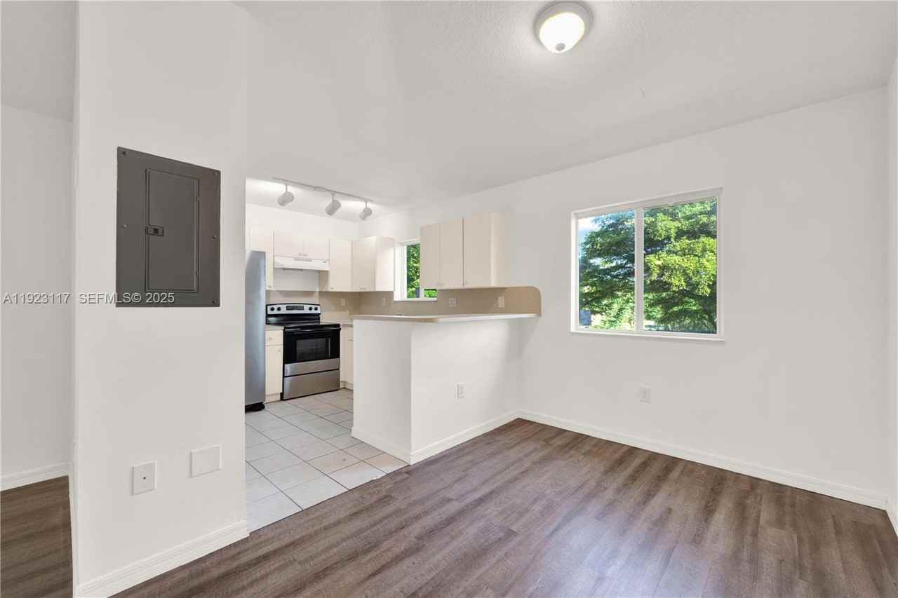 3385 Ne 10th St #3385-201 - Photo 7 of 15