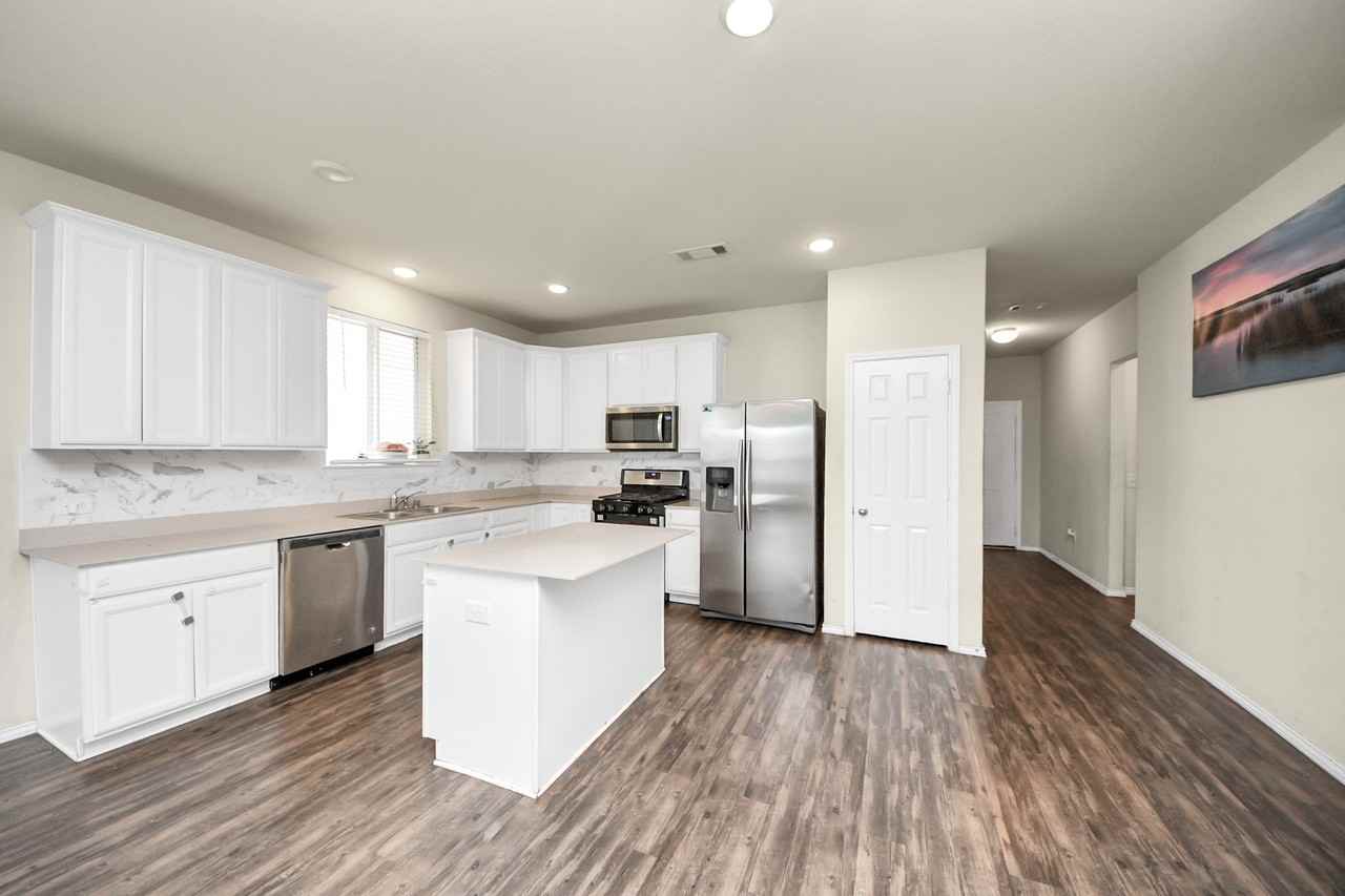 25827 Kinship Ct #25827 - Photo 6 of 31