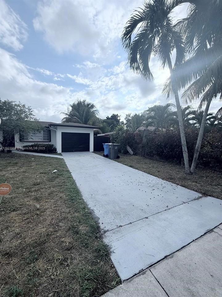 4240 Sw 27th St #4240-2 - Photo 3 of 10