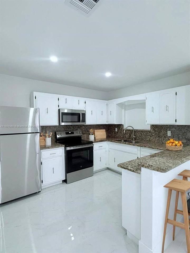 4240 Sw 27th St #4240-2 - Photo 4 of 10