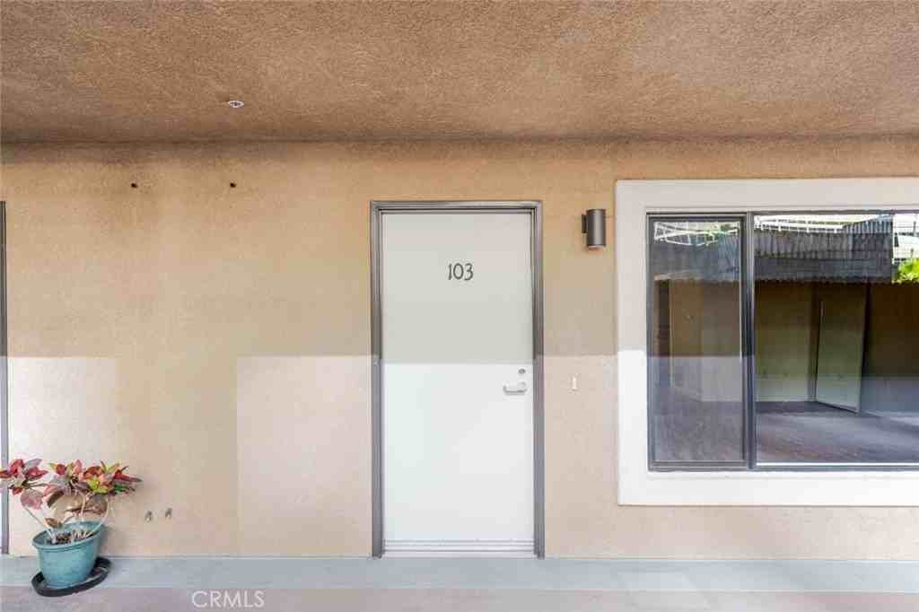 1466 Tamarind Ave #1466-103 - Photo 4 of 17