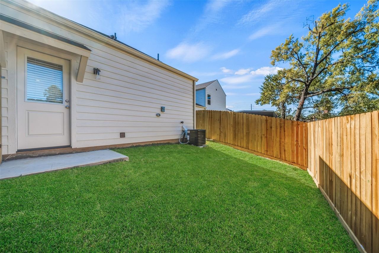 714 W Dallas St #714 - Photo 3 of 19