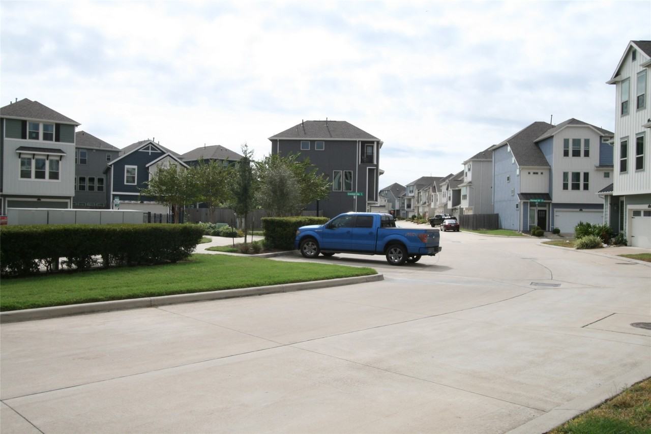 2009 Kirby Landing Dr #2009 - Photo 7 of 40