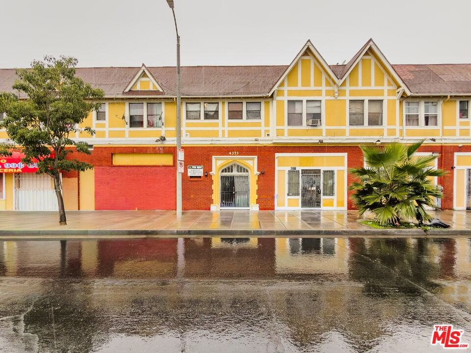 4367 S Van Ness Ave #4367-4 - Photo 3 of 18