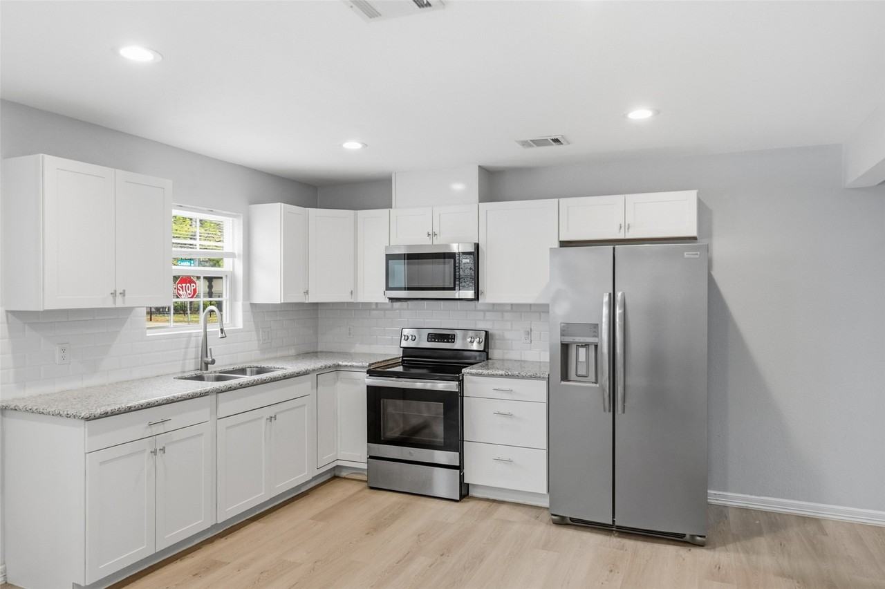 8595 Parkway Dr #8595B - Photo 5 of 23