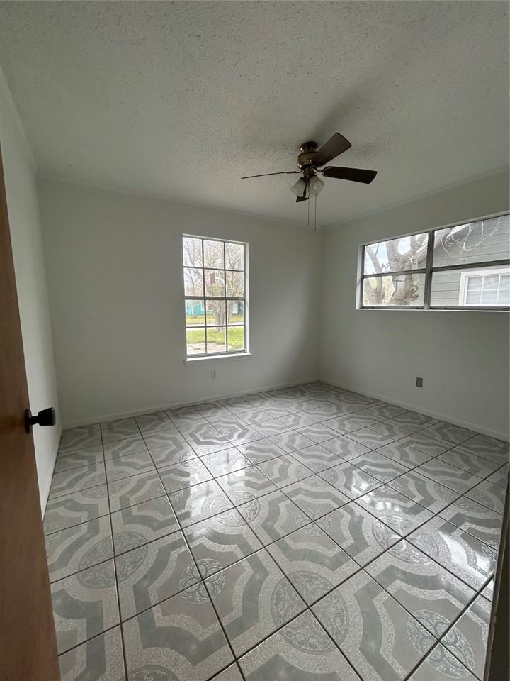 1710 N Avenue H #1710 - Photo 3 of 17