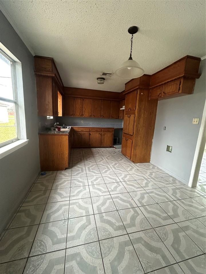 1710 N Avenue H #1710 - Photo 6 of 17