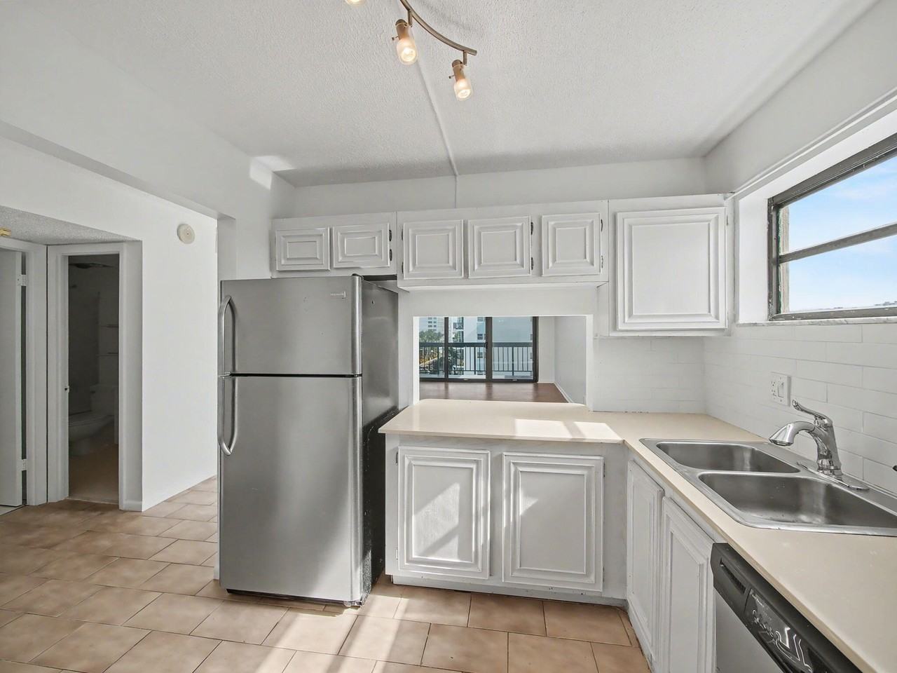 4800 Bayview Dr #4800-606 - Photo 2 of 18