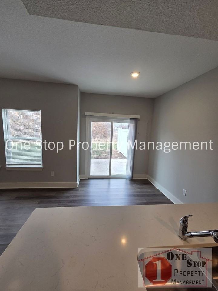 330 N 6th Ter - Photo 5 of 19